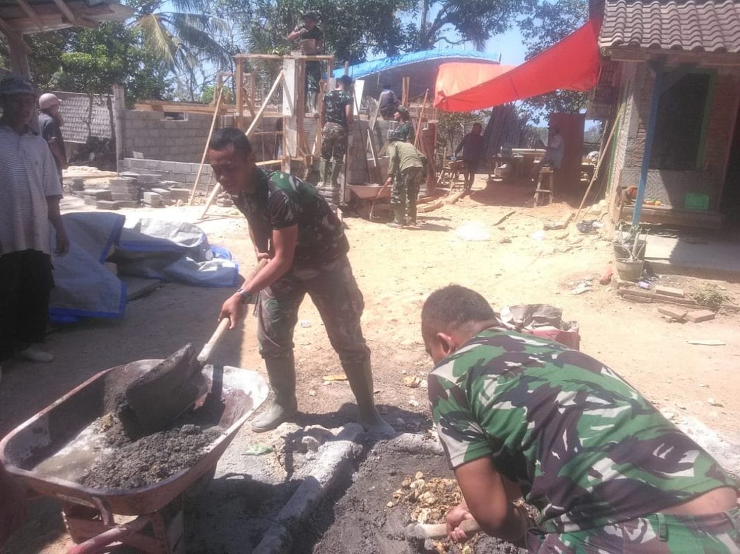 Satgas Tmmd Lanjutkan Pemasangan Batako Kusen Dan Pintu Jendela