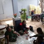 Bercengkerama sesama prajurit satgas TMMD saat istirahat siang