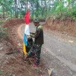 Persiapan Penutupan TMMD Anggota Satgas Pasang Umbul Umbul