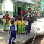 Satgas TMMD di Kunjungi Siswa TK Tunas Muda Desa Durenombo