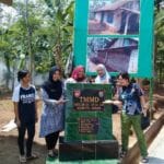 Ketua Persit Batang, Beri Kenang-kenangan ke Warga Sambil Berekspresi