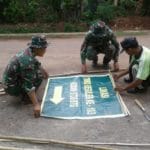 Pemasangan Papan Penunjuk Arah Lokasi TMMD Di Hutan Jati