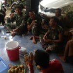 Kebersamaan TNI dan Warga Tercermin saat Momen Indah Makan Bersama