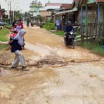 Kondisi Jalan Kampung Nelayan Memprihatinkan, Warga Minta Pemkab Tanjab Barat Lakukan  Perbaikan