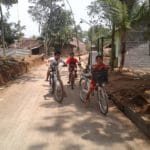 Dengan asyik Anak-anak Mencoba Jalan Baru dengan Sepeda