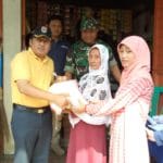 Camat Tersono Serahkan Bantuan Pangan Non Tunai