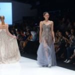 Desainer Julianto Tampilkan Koleksi Gaun Malam di JFW 2018