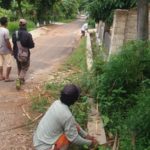 Upah 20 Pekerja Proyek Drainase di Desa Hanura Belum Dibayar