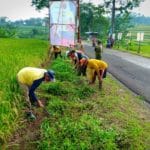 Warga dibantu TNI, Polri Bersihkan Gapuro Kecamatan Tersono