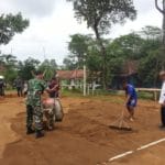 Babinsa Ulur Tangan Bantu Masyarakat Bikin Lapangan Bola Volly