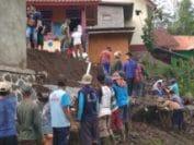 Koramil 02 Limpung Bersama Warga Melaksanakan Karya Bakti Pasca Longsor