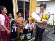 Polres Kobar Bakti Sosial Bagikan Sembako Kepada Warga Pinggiran Sungai