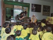 Puluhan Anak TK ABA Tanjungsari Kecamatan Tersono Geruduk Makoramil 06/Tersono