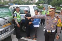 Ban Mobil Ambulance Pecah, Dir Lantas Polda Metro Bantu Pindahkan Jenazah