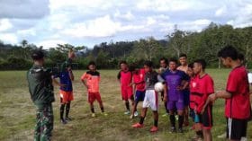 Kopda Sudiono Berikan Arahan Kepada Tim Sepak Bola Desa Binaannya