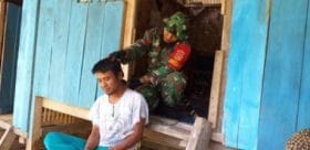 Satgas TMMD Kopda Hendrik Piawai Cukur Rambut