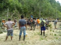 Warga Bersihkan Batang Pohon di Jalan Penghubung Baru