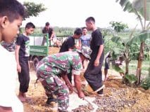 Anak-Anak Ikut Sukseskan TMMD 104 Kodim Tuban