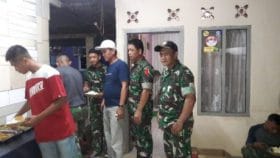 Hangatnya Makan Malam Warga Kampung Cakung Bersama Satgas TMMD