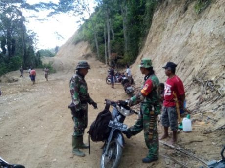 SEBELUM MENUJU KELOKASI TMMD SATGAS MELAKUKAN KOMSOS.