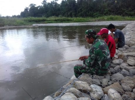 Manfaatkan Waktu Istirahat Satgas TMMD Ke 104 Bercengkrama Dengan Warga