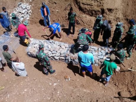 Kebersamaan dan Kekompakan TNI dan Warga Makin Kental