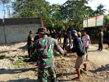 Giman : “Wah Pak	Kades Kami Hebat Ya, Beliau Mau Ikut Mengaduk Pasir Dan Semen”