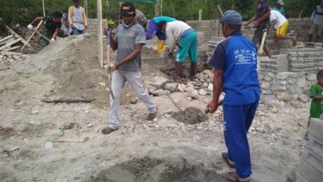 Sambil beristirahat mereka saling bercerita