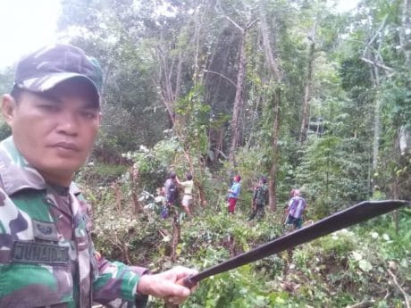 Pasang Aksi di Saat TMMD 104 dengan Bawa Golok