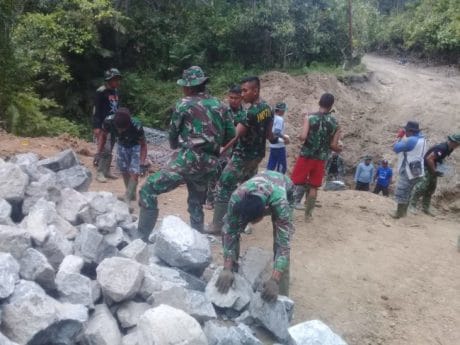 Kemanunggalan TNI-Rakyat Wujudkan Percepatan Pembangunan Desa
