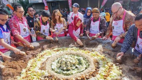 Festival Rujak Uleg 2019 di Surabaya Raih Dua Rekor MURI