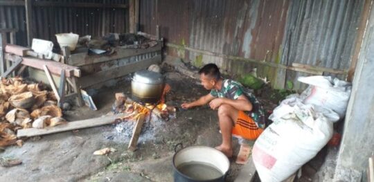 Pratu Irman Bantu Ani Memasakdi Dapur