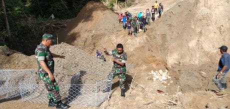 Kades Turun Tangan dan Semangati Warga Selesaikan Jalan Penghubung