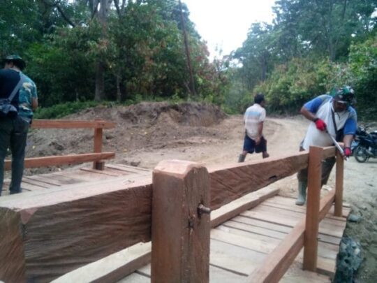 TNI dan Warga Masih Fokus Kerjakan Jembatan