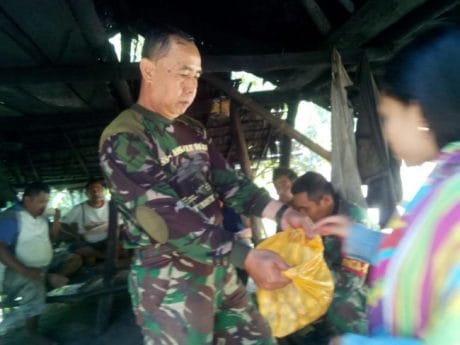 Saling Berbagi, Warga Menikmati Makanan Khusus TNI
