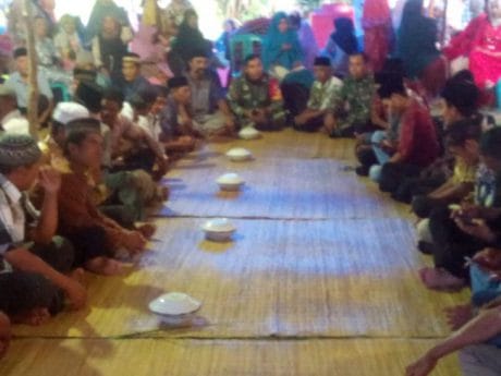 Makan Bersama Warga, Satgas Teringat Masakan Istri di Rumah