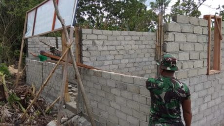 Serka Fransko Mengecek Bangunan Rumah Tiga Pilar