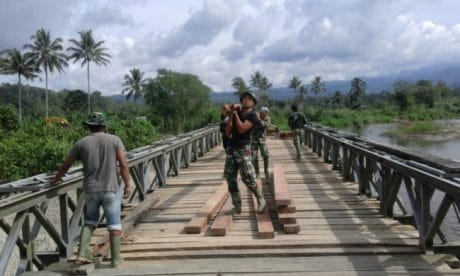 Percepat Penutupan Alas Jembatan Kura-Kura TNI Pangkul Balok Berdua
