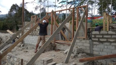 Kusen Jendela dan Pintu Rumah Tiga Pilar Sudah Terpasang Semua