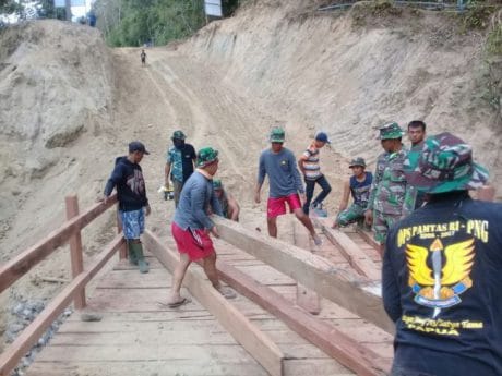 Serba Kekurangan. Serdadu TMMD 104 dan Warga Tetap Kompak
