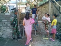 Ini Yang Dilakukan Anggota TNI dalam Penyuluhan KB