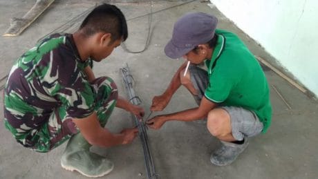 Arfan Bersama TNI Menganyam Besi untuk Tiang Cor