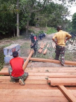 Tak Hanya Selalu Dimedan tempur, Satgas TMMD Juga mampu Melakukan Ilmu Nukang Kayu.