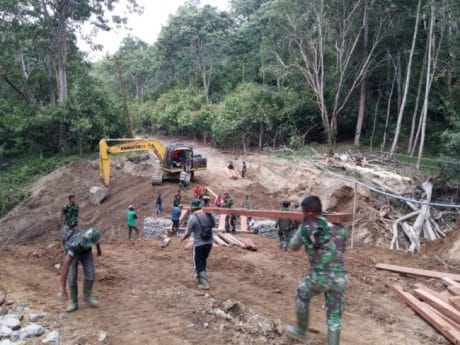 Pikul Kayu Bahan Jembatan, Capek Tak Terasa Berkat Semangat