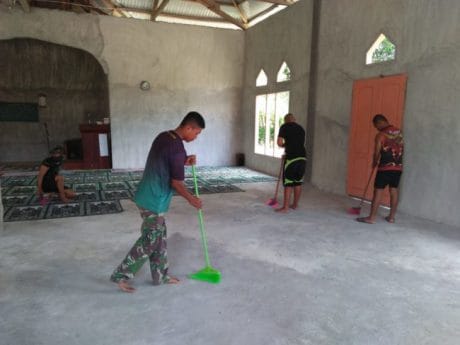 Mencari Berkah Bersihkan Tempat Ibadah