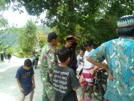 Meski Sibuk Bekerja, Satgas TMMD Tetap Aktif Berinteraksi