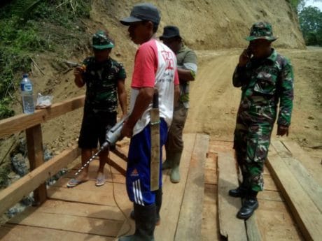 Kerja Ditemani Pisang Goreng dan Air Mineral
