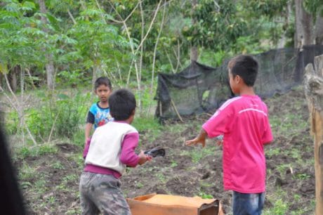 Anak-Anak Riang Gembira Bermain Balap Merpati