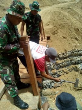 TNI dan Warga Lanjutkan Pemasangan Tiang Jembatan 02