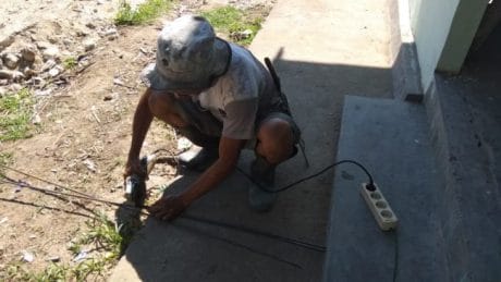 Memotong Besi Dengan Gerenda Listrik Lebih Cepat